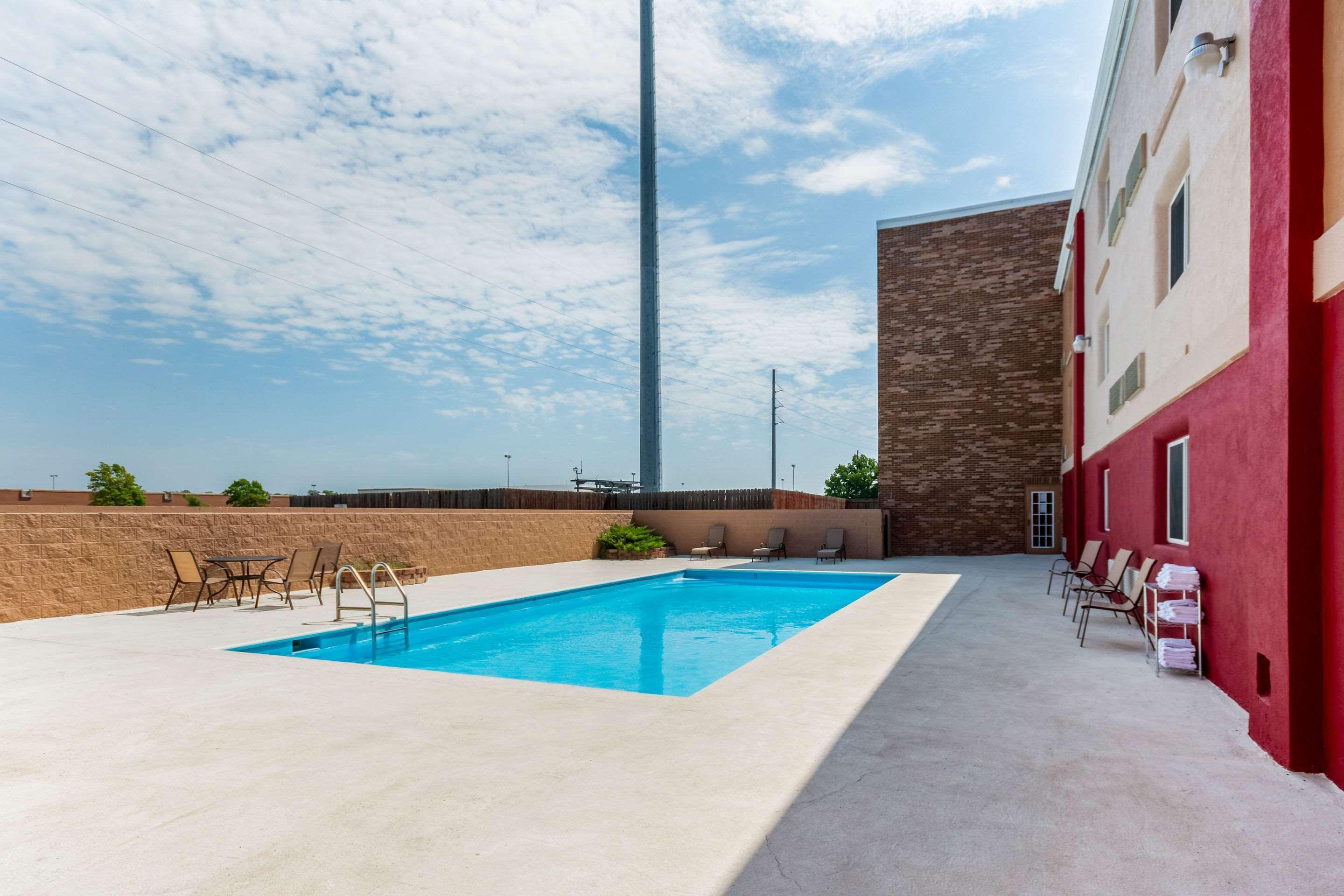 Coratel Plus Suites Wichita West Airport Zewnętrze zdjęcie